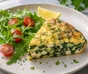 Viipaloitu pinaatti-fetafrittata sekä rucolaa, kirsikkatomaatteja ja kähäräpersiljaa
